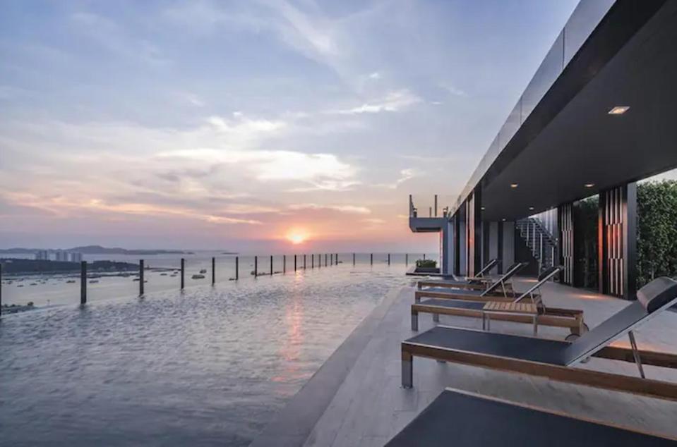 Base Central Pattaya Long Balcony King-Bed With Infinity Pool & Free Netflix! Zewnętrze zdjęcie